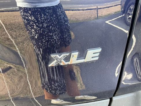 Used 2023 Toyota RAV4 XLE Premium image 11