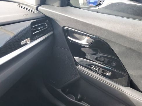 Used 2022 Kia Niro EX image 29