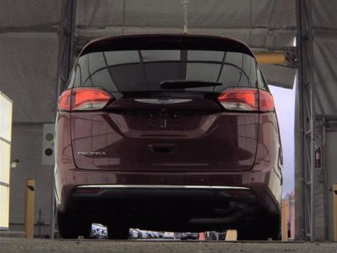 Used 2018 Chrysler Pacifica Touring-L Plus image 5