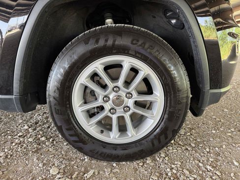 Used 2019 Jeep Grand Cherokee Laredo AWD/4WD image 47