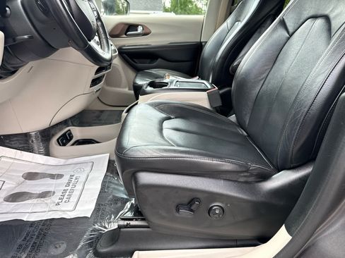 Used 2018 Chrysler Pacifica Touring-L Plus FWD image 11
