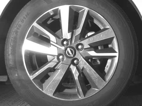 Used 2025 Nissan Versa SV FWD image 13
