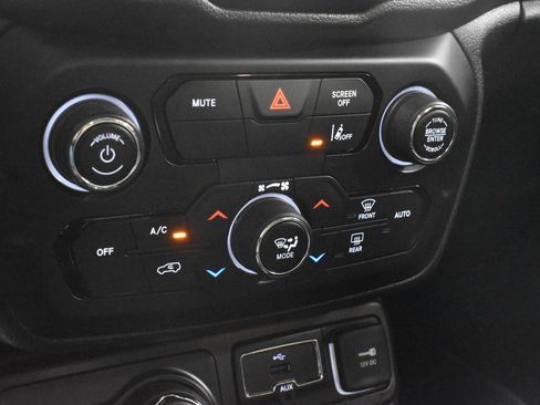 Used 2021 Jeep Renegade Limited w/ Sun & Sound Group AWD/4WD image 18