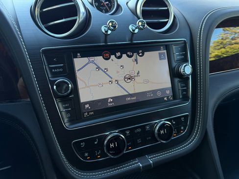 Used 2018 Bentley Bentayga image 33