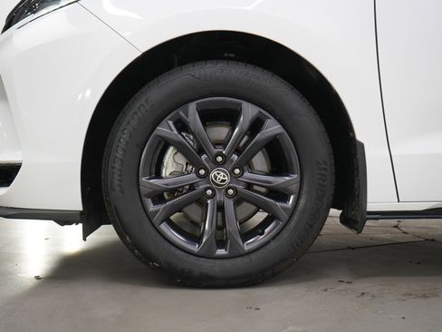 Used 2025 Toyota Sienna XSE AWD/4WD image 31