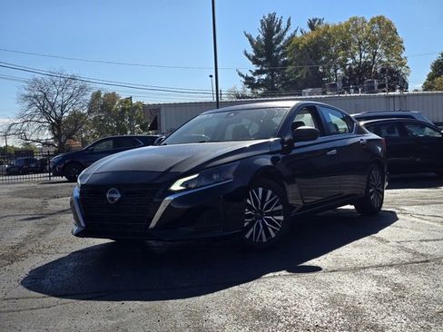 Used 2024 Nissan Altima 2.5 SV image 3
