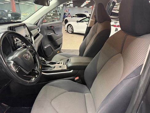 Used 2020 Toyota Highlander LE FWD image 33