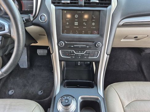 Used 2017 Ford Fusion SE w/ Fusion SE Technology Package image 22