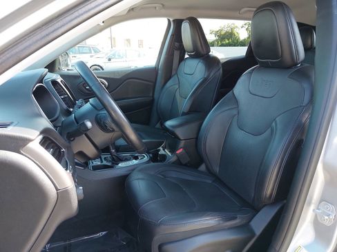 Used 2019 Jeep Cherokee Limited FWD image 15