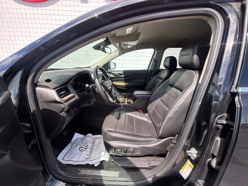Used 2017 GMC Acadia Denali w/ Technology Package FWD image 3