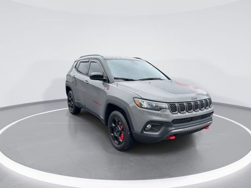 Used 2023 Jeep Compass Trailhawk AWD/4WD image 2