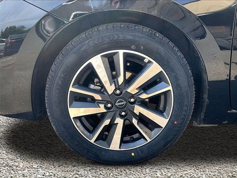 Used 2023 Nissan Versa SV image 9