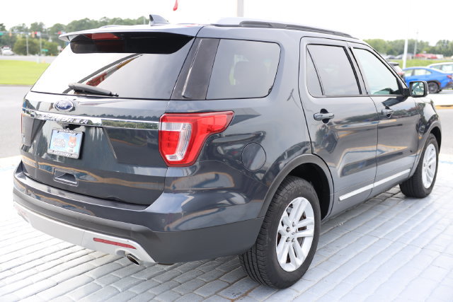 Used 2017 Ford Explorer XLT w/ Equipment Group 201A FWD image 5