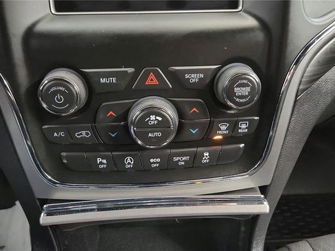 Used 2020 Jeep Grand Cherokee Laredo image 31