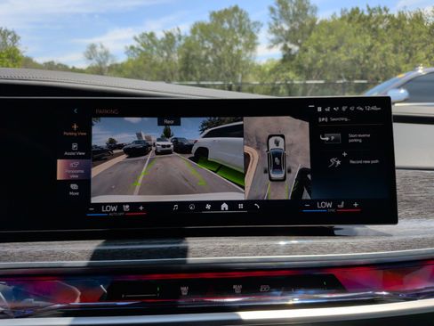Certified 2025 BMW i7 eDrive50 w/ M Sport Package RWD image 18
