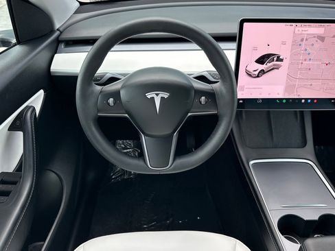 Used 2021 Tesla Model Y Long Range image 17