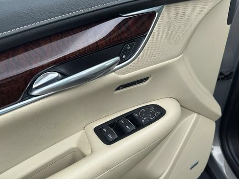 Used 2018 Cadillac XT5 Luxury w/ Driver Awareness Package FWD image 17
