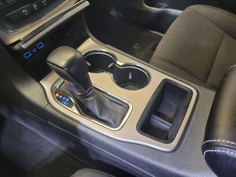 Used 2019 Jeep Grand Cherokee Laredo AWD/4WD image 26