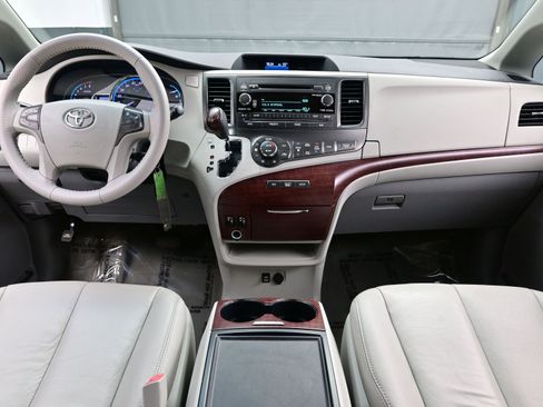 Used 2013 Toyota Sienna XLE image 18