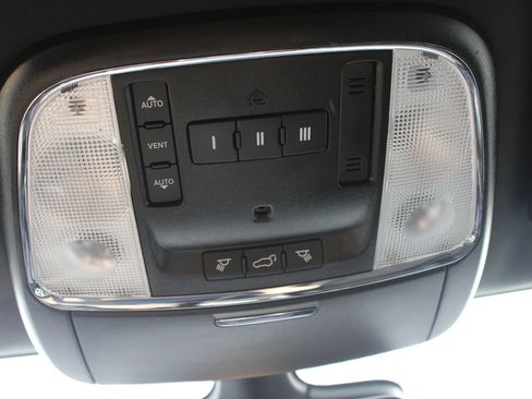 Used 2020 Jeep Grand Cherokee Altitude AWD/4WD image 21