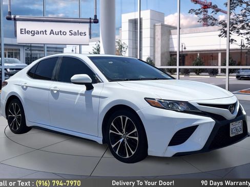 Used 2018 Toyota Camry SE w/ Moonroof Package FWD image 3