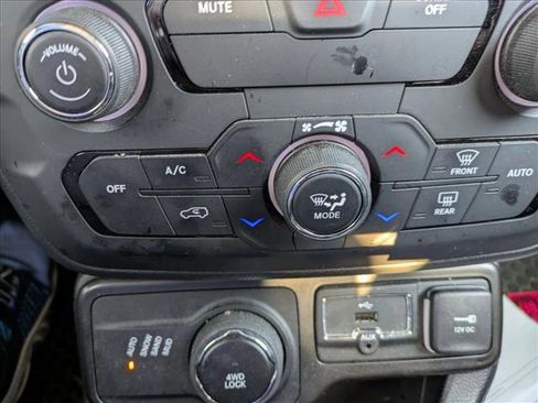 Used 2020 Jeep Renegade Altitude AWD/4WD image 13