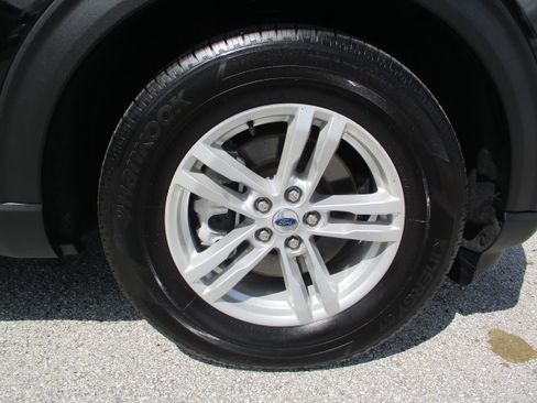 Certified 2022 Ford Explorer XLT w/ Equipment Group 202A image 9