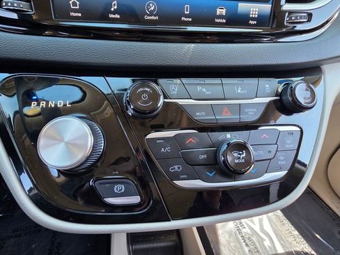 Used 2024 Chrysler Pacifica Touring-L FWD image 17