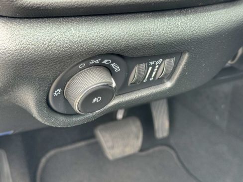 Used 2025 Chrysler Pacifica Select FWD image 28
