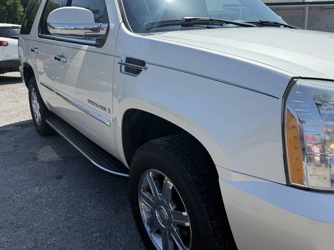 Used 2007 Cadillac Escalade AWD w/ Information Package image 28