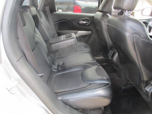 Used 2018 Jeep Cherokee Latitude Plus w/ Comfort/Convenience Group AWD/4WD image 36