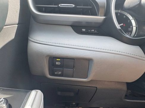 Used 2021 Toyota Highlander XLE AWD/4WD image 18