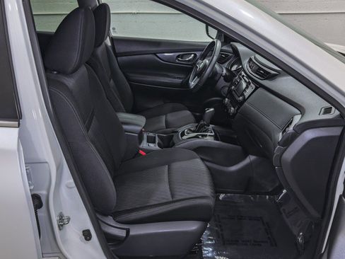 Used 2017 Nissan Rogue SV image 19