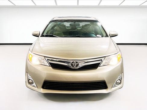 Used 2014 Toyota Camry XLE w/ Leather Package image 2