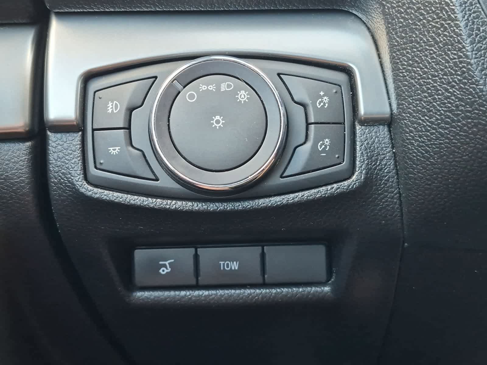 Used 2018 Ford Explorer XLT w/ Equipment Group 202A AWD/4WD image 30