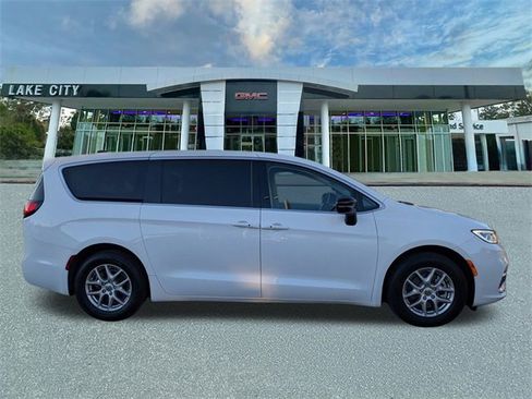 Used 2024 Chrysler Pacifica Touring-L image 2