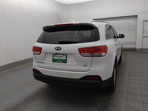 Used 2017 Kia Sorento LX w/ LX Convenience Package image 7