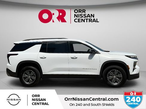 Used 2025 Chevrolet Traverse LT FWD image 4