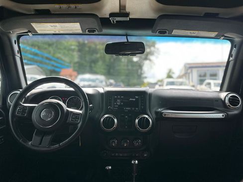 Used 2017 Jeep Wrangler Unlimited Rubicon w/ Connectivity Group AWD/4WD image 10