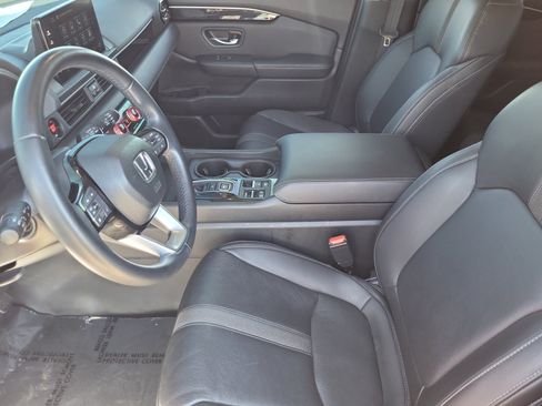 Used 2025 Honda Pilot Touring image 17