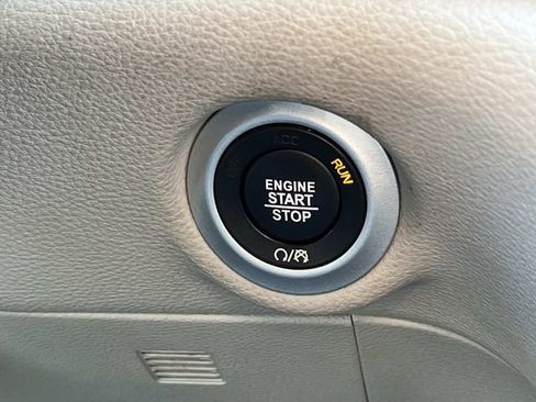 Used 2024 Chrysler Pacifica Limited FWD image 38