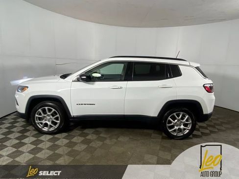 Used 2022 Jeep Compass Latitude AWD/4WD image 2