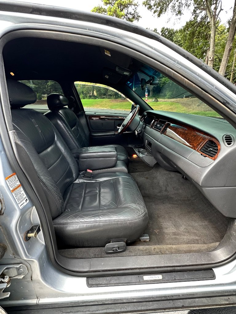 Used 2002 Lincoln Town Car Signature RWD image 17