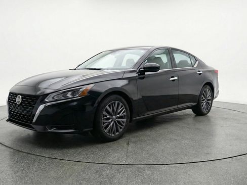 Used 2025 Nissan Altima 2.5 SV image 3