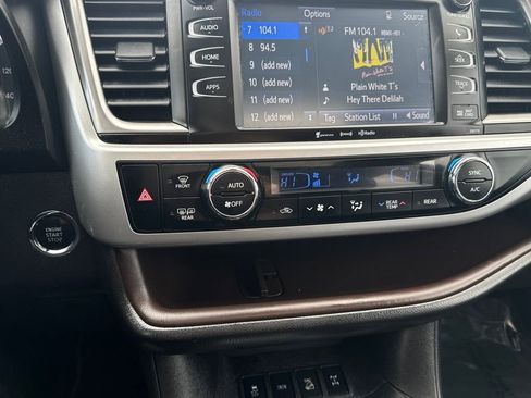 Used 2018 Toyota Highlander XLE image 24