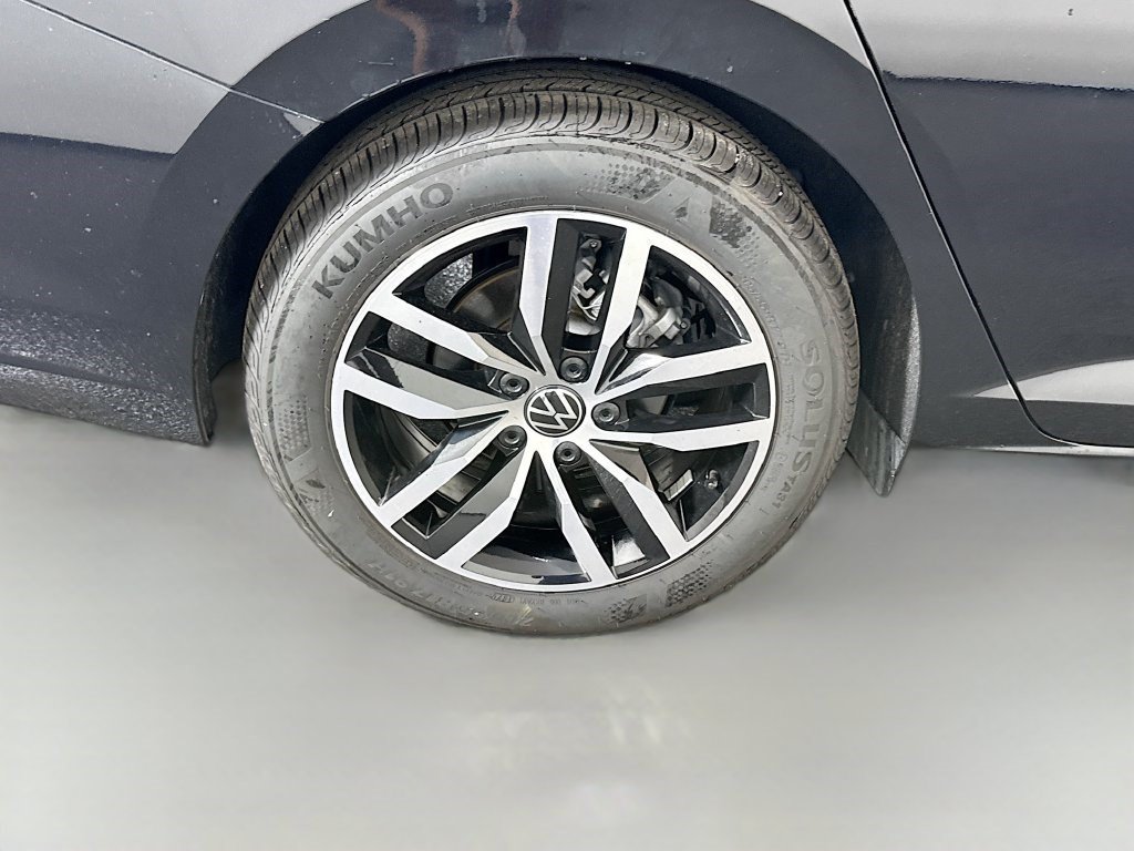 Used 2025 Volkswagen Jetta SE FWD image 32