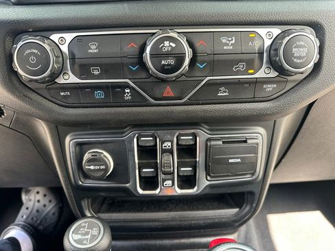 Used 2024 Jeep Wrangler Unlimited AWD/4WD image 18