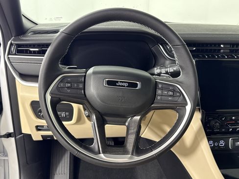 New 2025 Jeep Grand Cherokee Limited w/ Luxury Tech Group II image 16