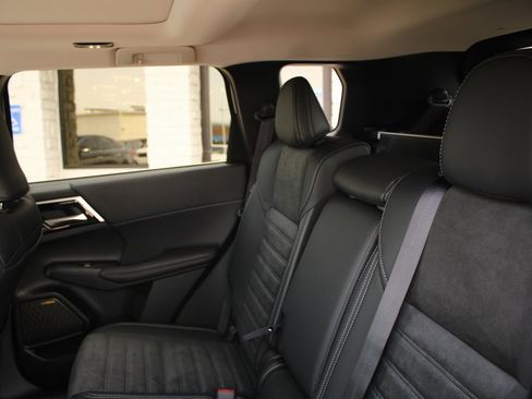 New 2025 Mitsubishi Outlander SE image 13