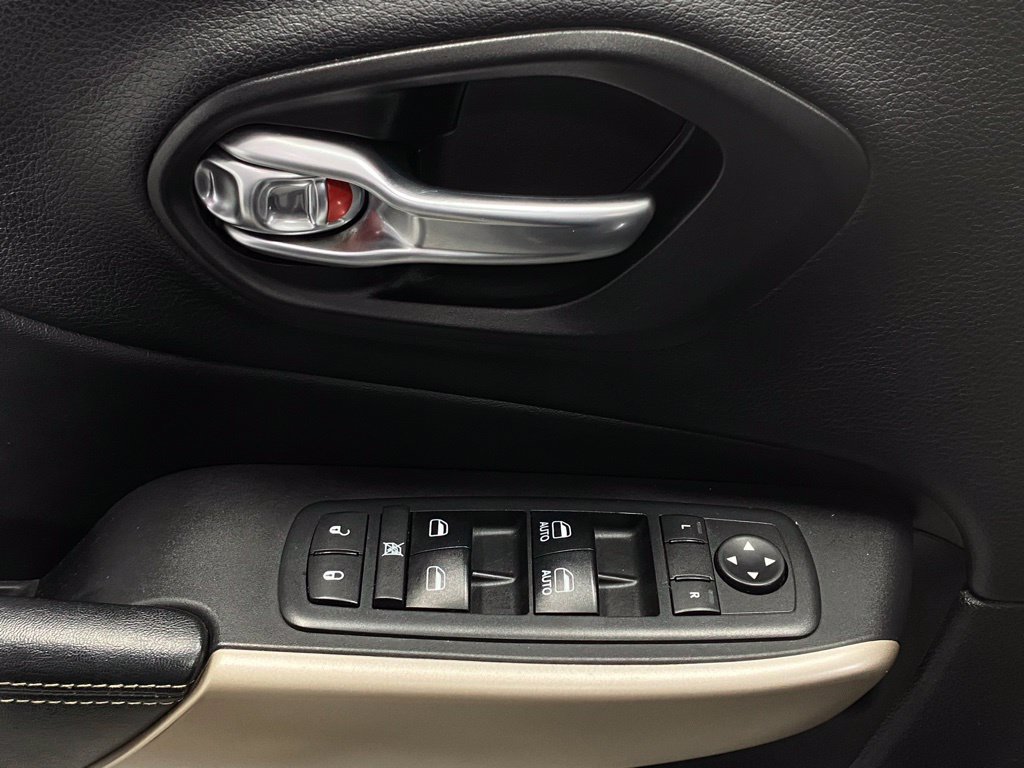 Used 2018 Jeep Cherokee Limited AWD/4WD image 13